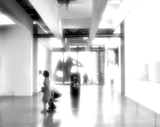 Pasillo con escultura al fondo.