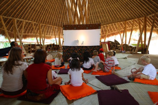 Green School de Bali: teatro de sombras.
