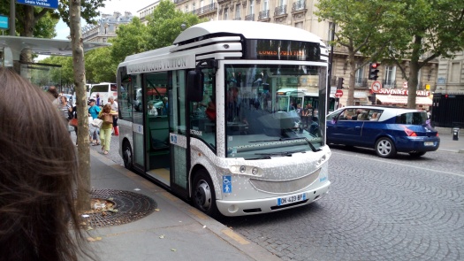Por un euro, uno se puede subir a este minibús para visitar la Fundación.