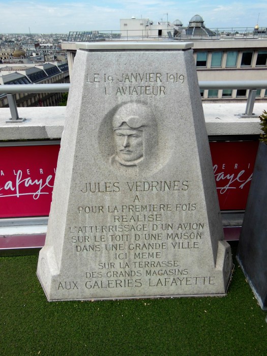 La placa qye recuerda la hazaña.