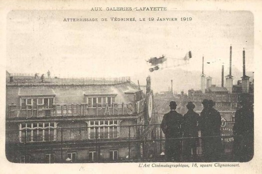 El aterrizaje sobre las Galerías Lafayette.