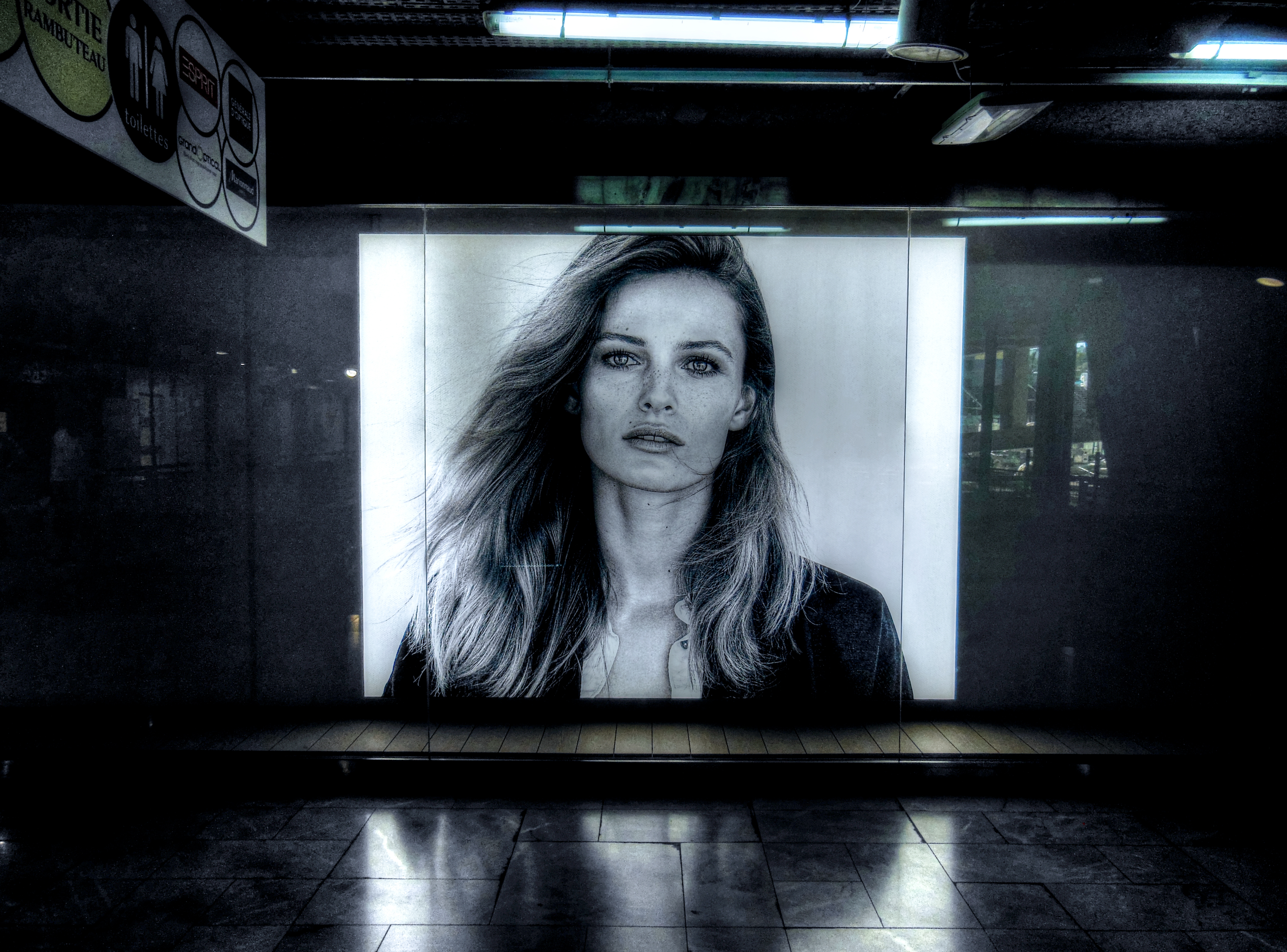 Poster en un pasillo del metro.