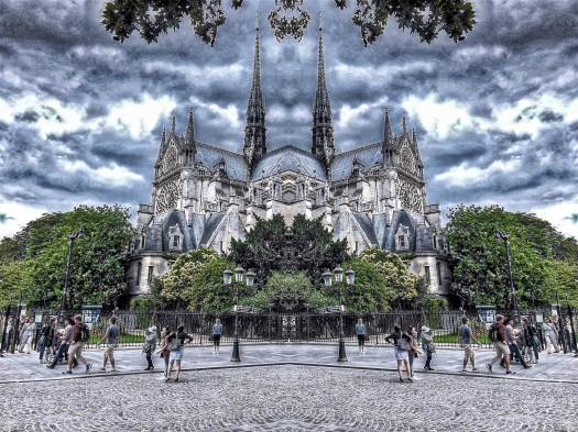 Notre Dame reflejada