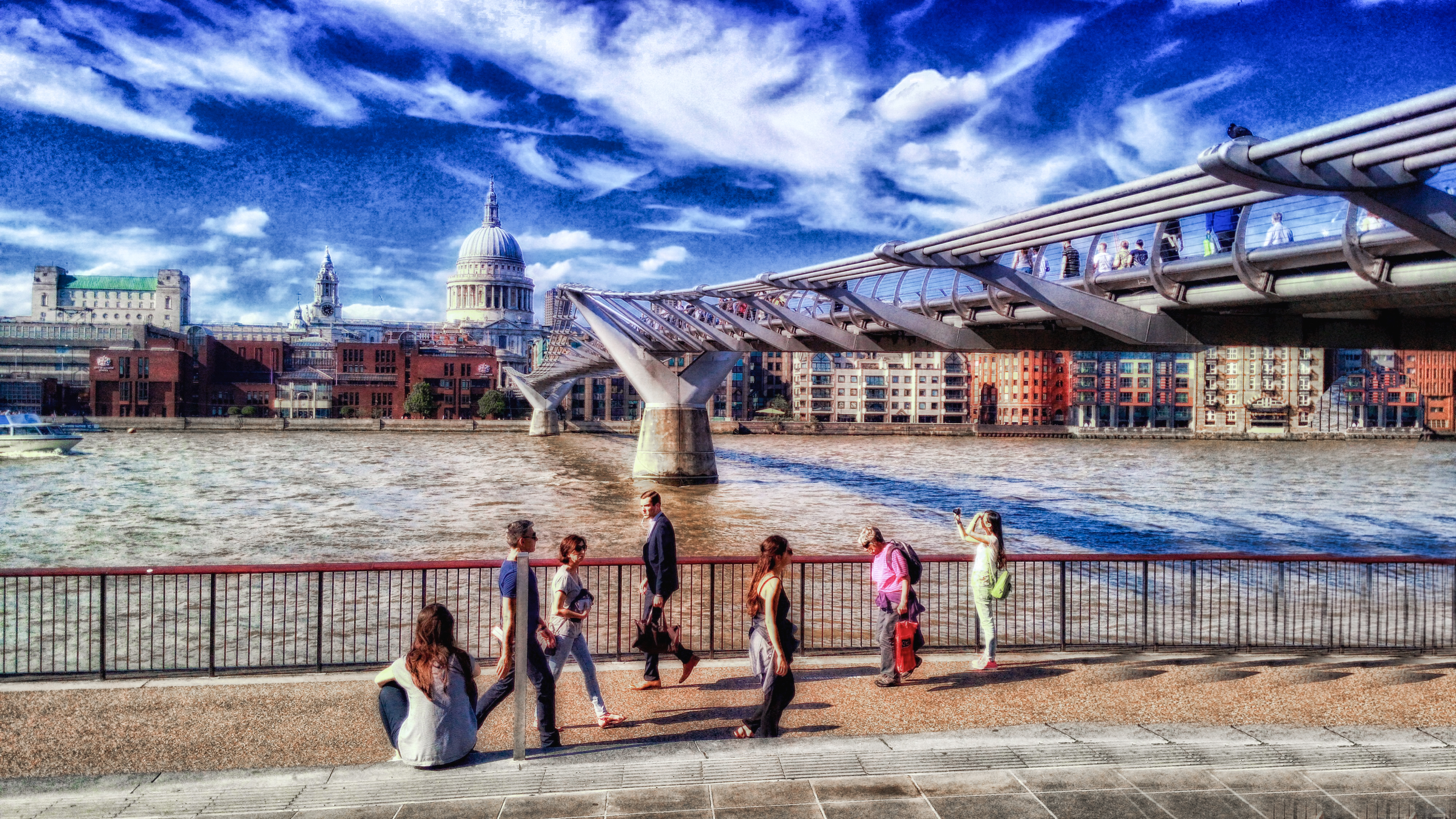 Puente del Milenio y Catedral de San Paul al fondo, Londres.
