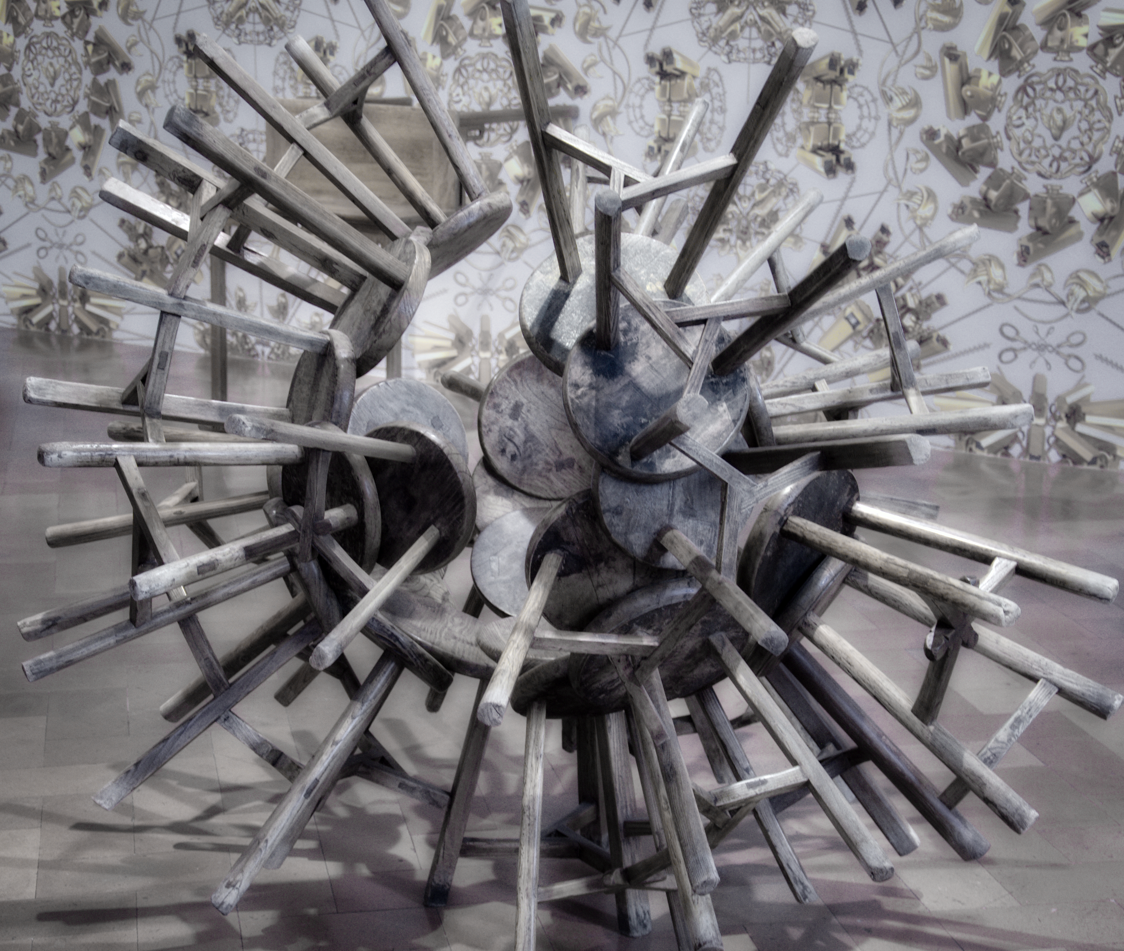 Escultura con sillas, exposición Libero, Florencia.