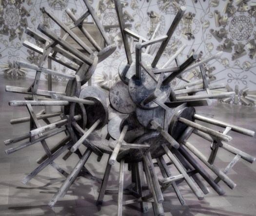 Escultura con sillas, exposición Libero, Florencia.