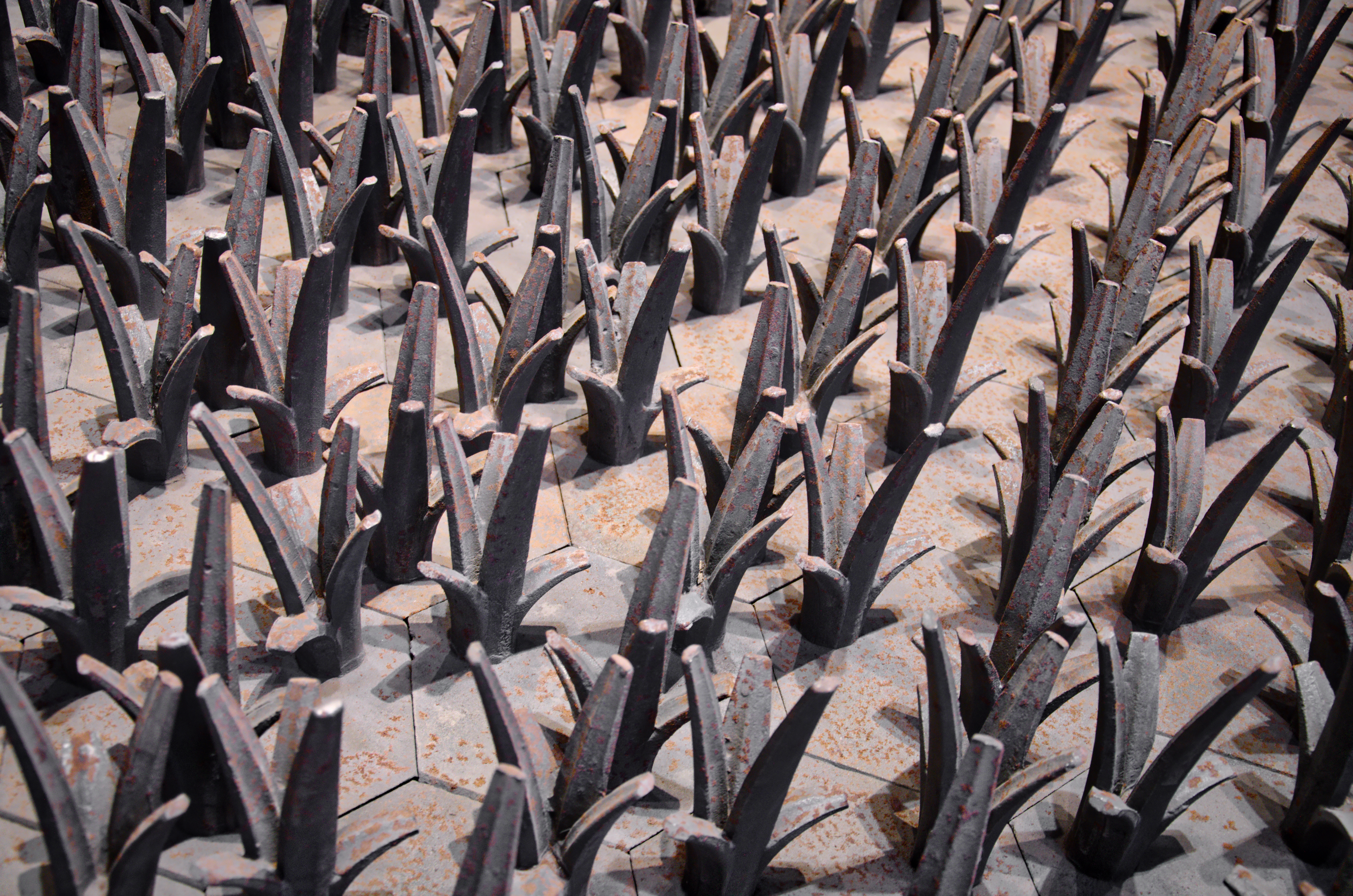 Campo de piezas metálicas. Exposición Libero, Florencia.