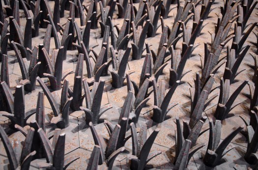 Campo de piezas metálicas. Exposición Libero, Florencia.