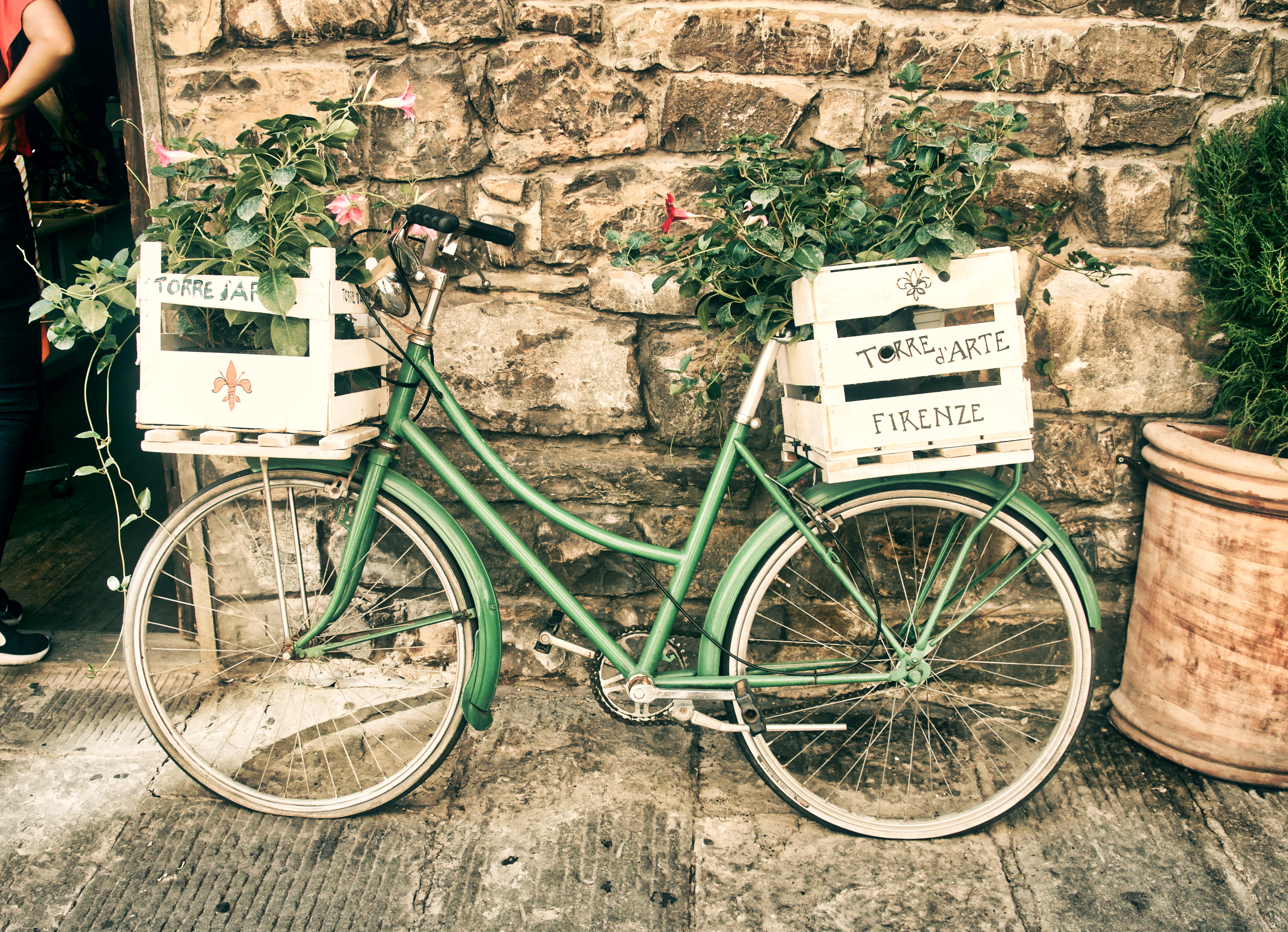 Bicicleta verde con flores.
