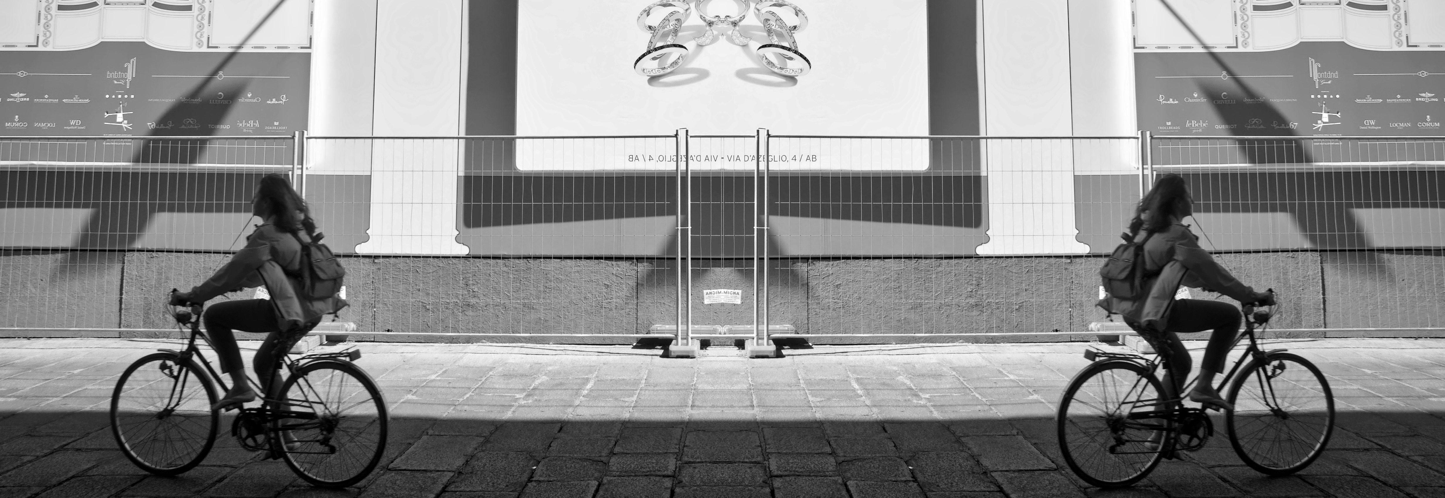 Dos bicicletas en blanco y negro.