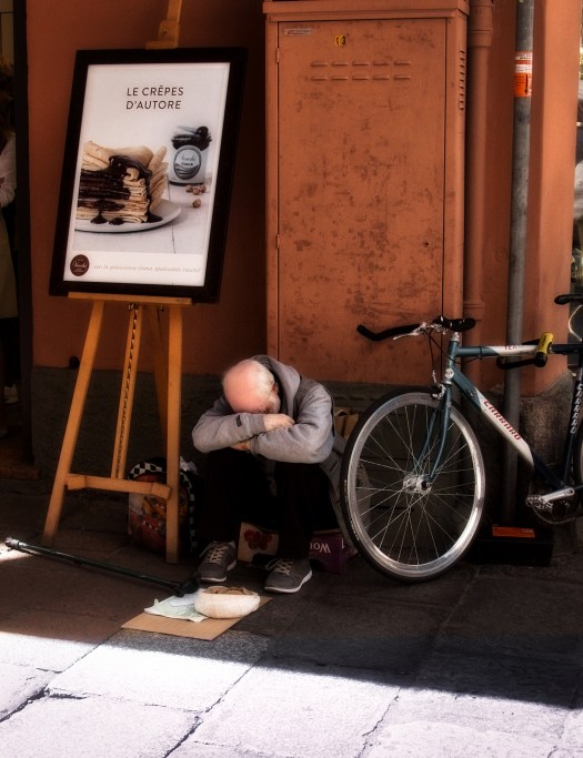 Bici con hombre sentado.