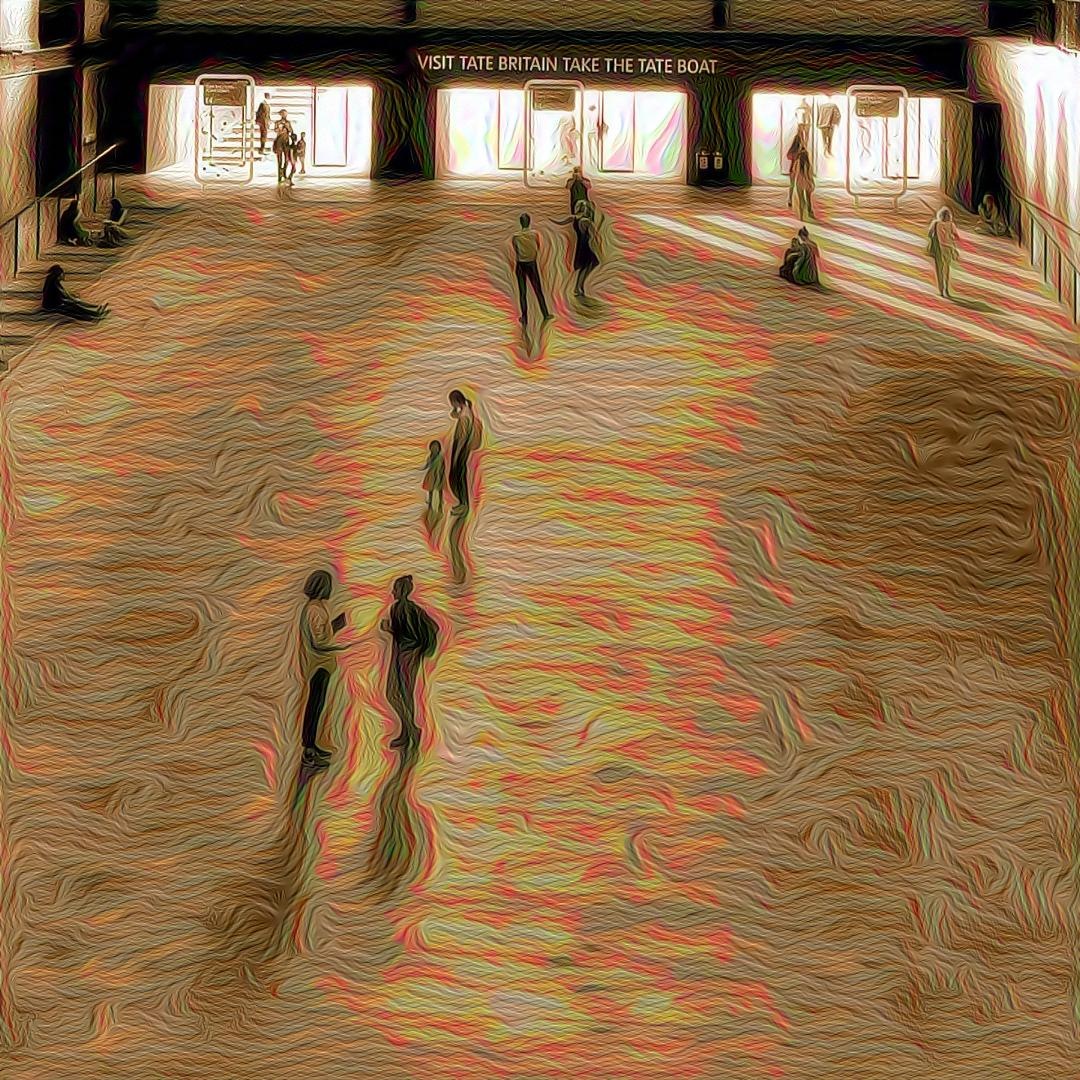 Mujer bailando en el Tate Modern.