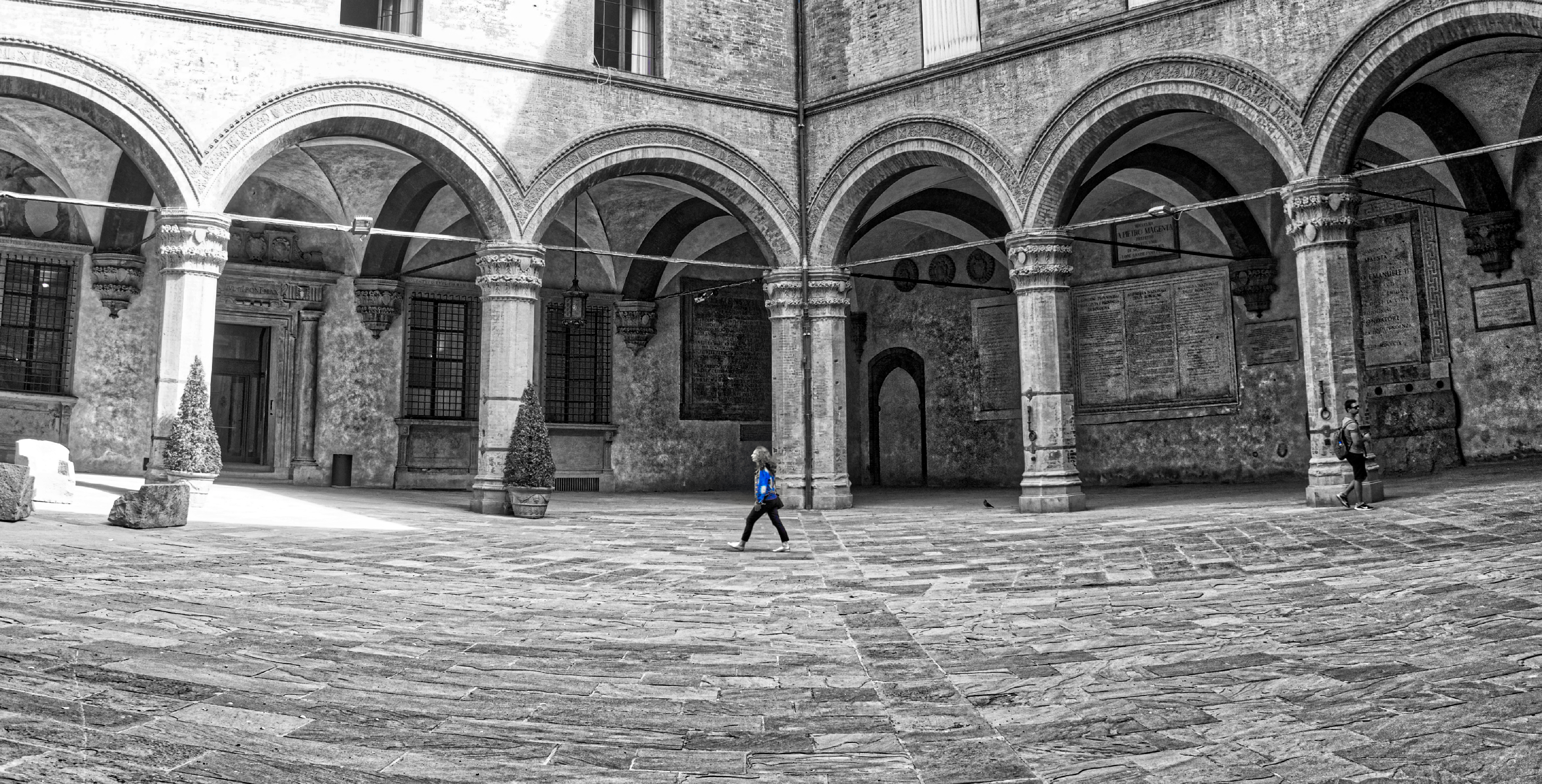 Chica cruzando el patio