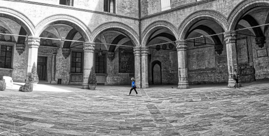 Chica cruzando el patio