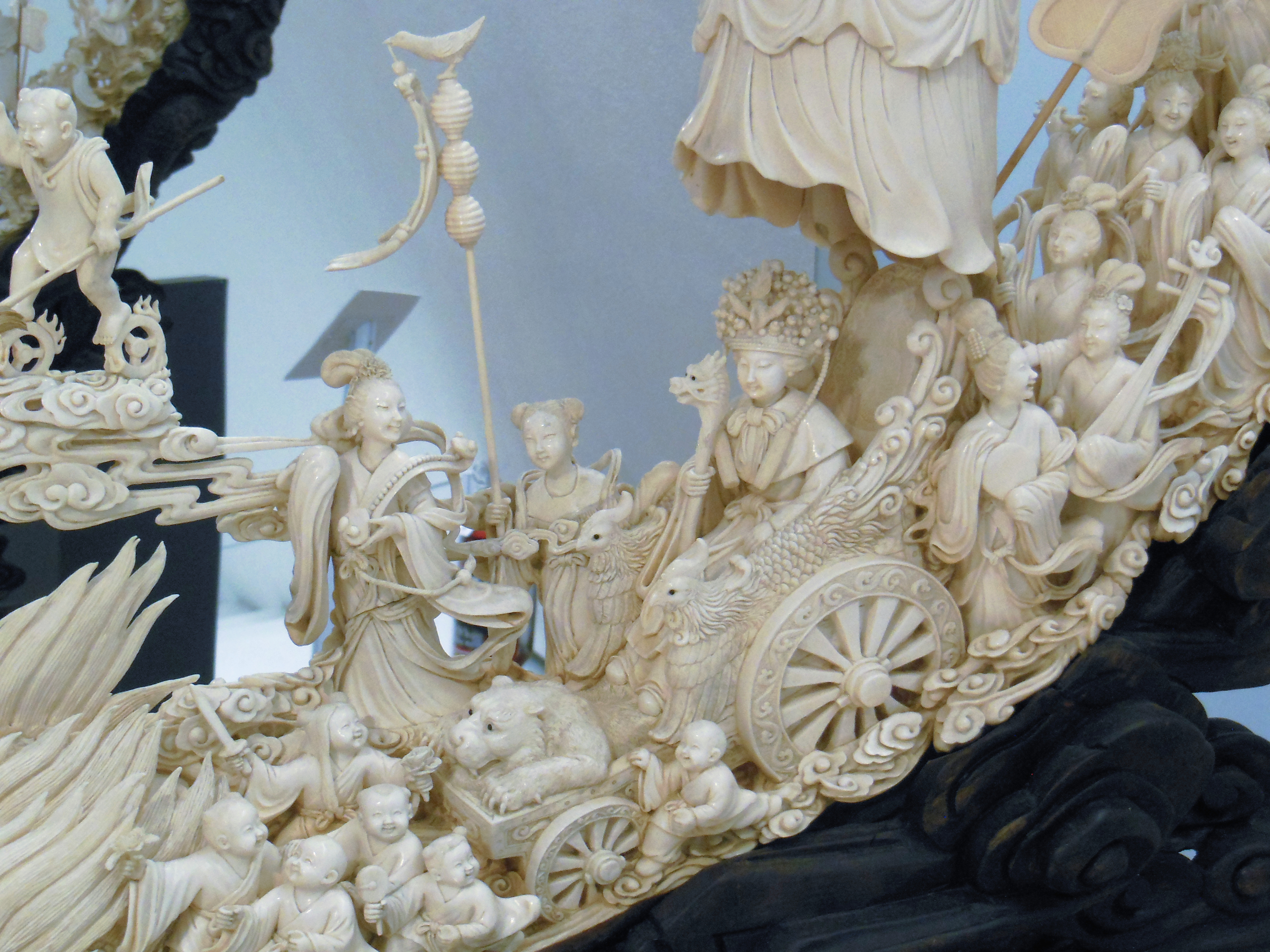 Detalle de un colmillo de elefante tallado