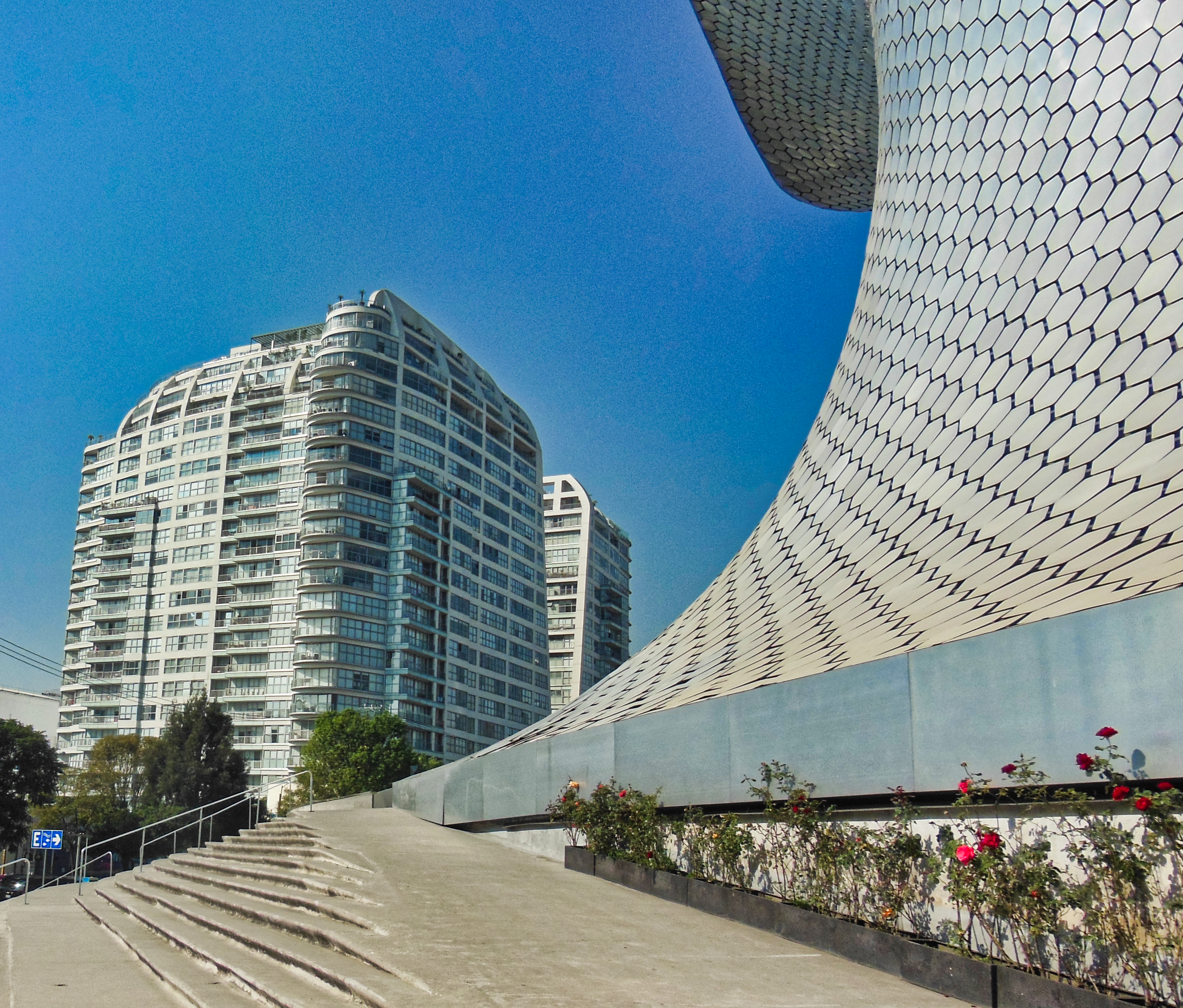 Fachada y Escalinata